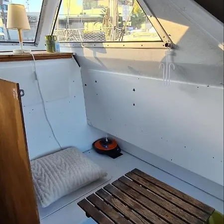 Fantastic Yatch At Barcelona Beach Botel *